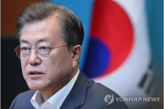首席秘書官・補佐官会議に出席した文大統領＝２７日、ソウル（聯合ニュース）