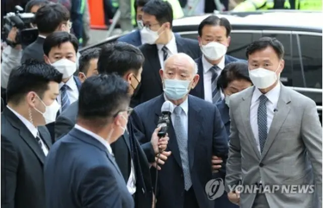 出廷の際、報道陣からマイクを向けられる全斗煥被告＝２７日、光州（聯合ニュース）