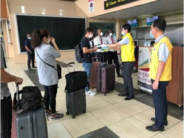大使館職員の支援を受けて搭乗手続きをする韓国人（在ナイジェリア韓国大使館提供）＝（聯合ニュース）≪転載・転用禁止≫