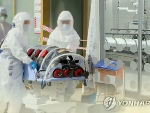 新型コロナウイルスによる感染症の患者を搬送する医療陣＝（聯合ニュースＴＶ）