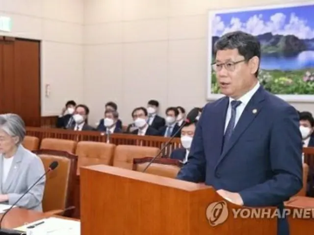 国会外交統一委員会で答弁する金長官＝28日、ソウル（聯合ニュース）