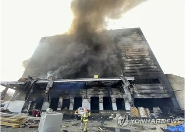 煙に包まれた事故現場（消防当局提供）＝29日、利川（聯合ニュース）≪転載・転用禁止≫