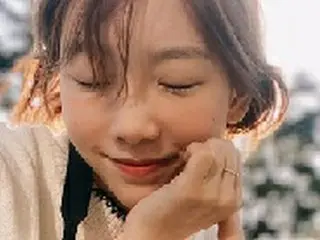 テヨン（少女時代）、自然光のもとで爽快な美しさ…イェリ（Red Velvet）も「会いたい」
