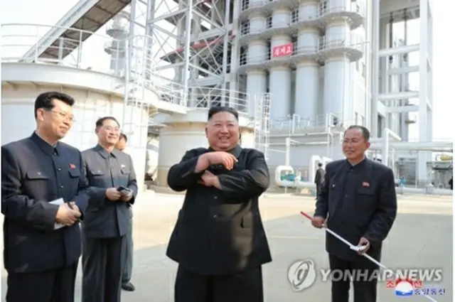 肥料工場を訪れた金委員長（右から２人目）＝（朝鮮中央通信＝聯合ニュース）≪転載・転用禁止≫