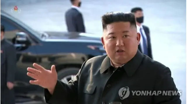 北朝鮮の朝鮮中央テレビは２日、金委員長が１日に平安南道順川市で肥料工場の完工式に出席したと報じた（同テレビの映像から）＝（聯合ニュース）≪転載・転用禁止≫