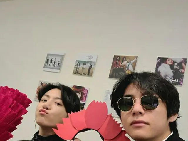「BTS（防弾少年団）」のV＆JUNG KOOK、「父母の日」を目前にカーネーション作りに励む…器用さを発揮（提供:OSEN）