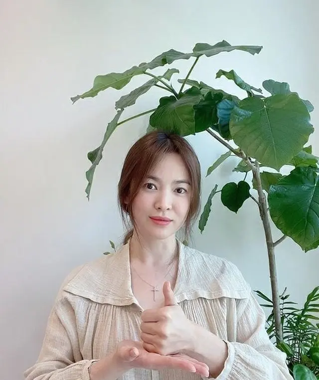 女優ソン・ヘギョが、新型コロナウイルス感染症（コロナ19）拡散防止のために苦労している医療スタッフを応援するための「医療従事者のおかげキャンペーン」に参加した。（提供:OSEN）