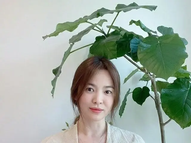 女優ソン・ヘギョが、新型コロナウイルス感染症（コロナ19）拡散防止のために苦労している医療スタッフを応援するための「医療従事者のおかげキャンペーン」に参加した。（提供:OSEN）