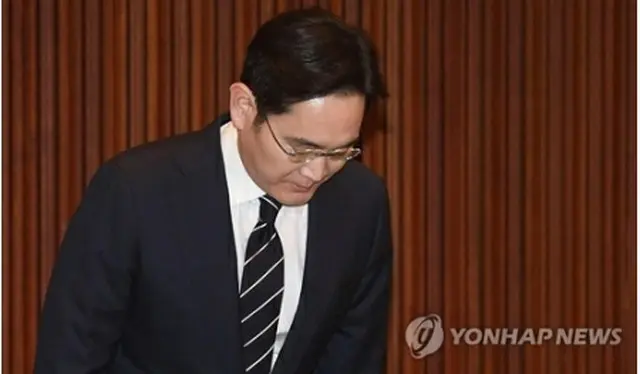 会見で頭を下げる李在鎔氏＝６日、ソウル（聯合ニュース）