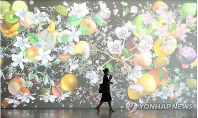 国立現代美術館ソウル館でマスクを着用して展示品を鑑賞する来場客＝６日、ソウル（聯合ニュース）