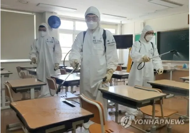 光州の高校で、生徒の登校再開を前に消毒作業を行う陸軍兵士（陸軍第３１歩兵師団提供）＝（聯合ニュース）≪転載・転用禁止≫