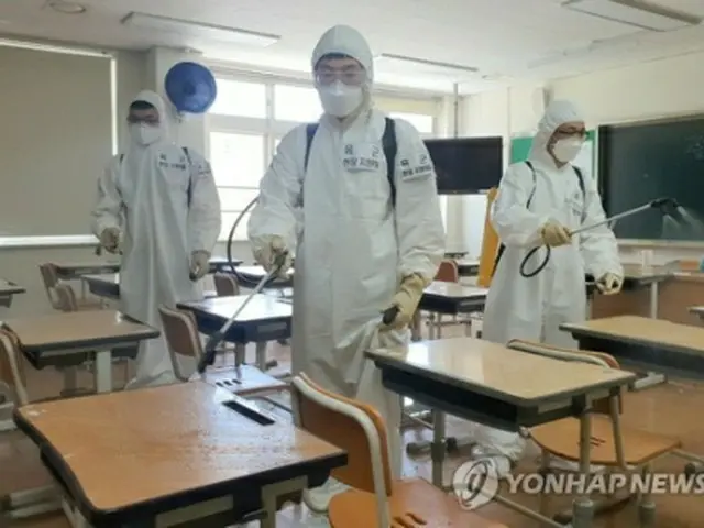 光州の高校で、生徒の登校再開を前に消毒作業を行う陸軍兵士（陸軍第３１歩兵師団提供）＝（聯合ニュース）≪転載・転用禁止≫