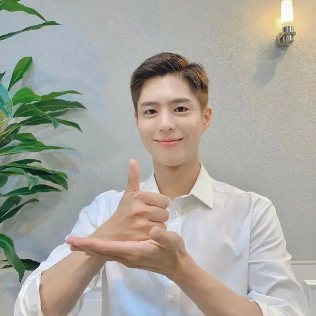 韓国俳優パク・ボゴムが、新型コロナウィルス感染症で苦労する医療従事者を応援する「おかげさまチャレンジ」に参加した。（画像提供:OSEN）