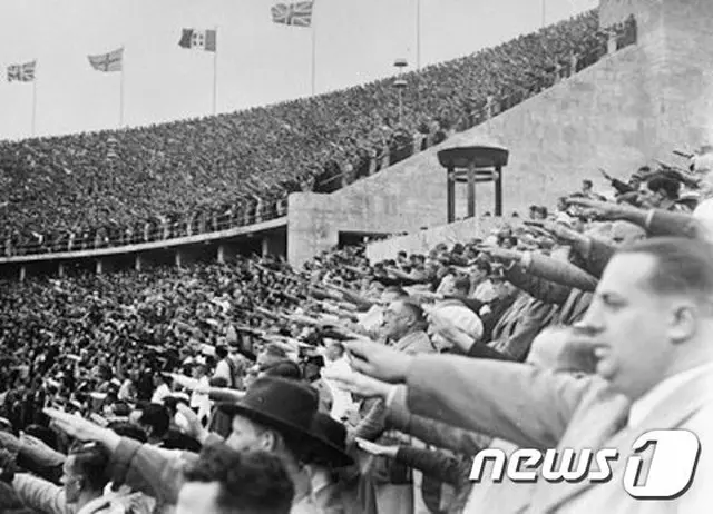 1936年、ドイツのベルリンで観衆たちがヒトラーに向かって敬礼をしている（提供:news1）