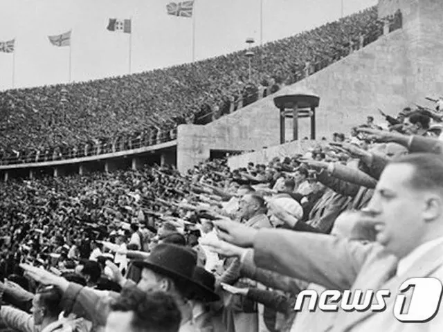 1936年、ドイツのベルリンで観衆たちがヒトラーに向かって敬礼をしている（提供:news1）
