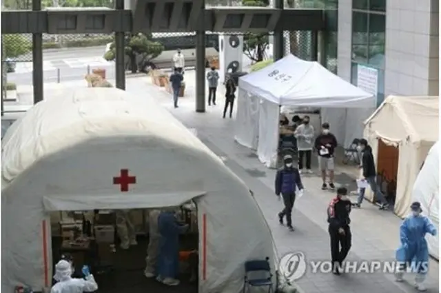 ソウルの竜山区保健所に設けられた新型コロナウイルスの診療所＝10日、ソウル（聯合ニュース）