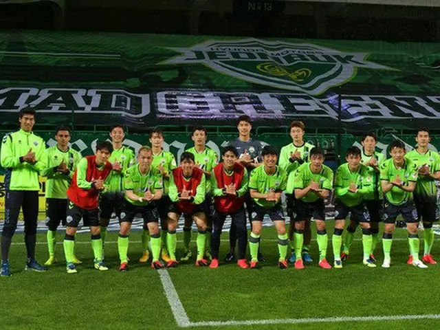 開幕したKリーグ、ピッチ上でのチーム撮影で「おかげさまチャレンジ」（画像:news1）