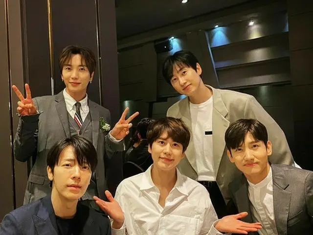 韓国ボーイズグループ「SUPER JUNIOR」メンバーのドンヘが、最強のビジュアル軍団ショットを公開して話題になっている。（画像提供:OSEN）
