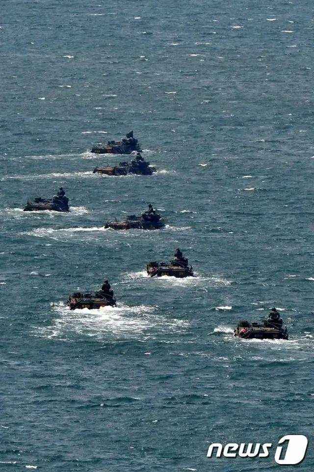 韓国海兵隊の部隊が合同上陸訓練をしている（提供:news1）