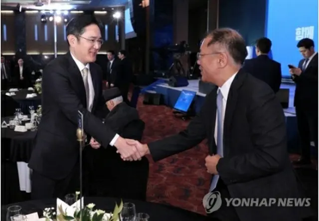2019年の新年会で握手を交わす李在鎔氏（左）と鄭義宣氏＝（聯合ニュース）