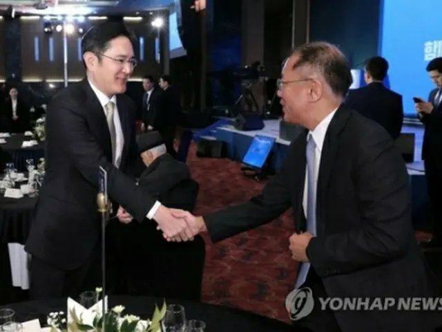 2019年の新年会で握手を交わす李在鎔氏（左）と鄭義宣氏＝（聯合ニュース）