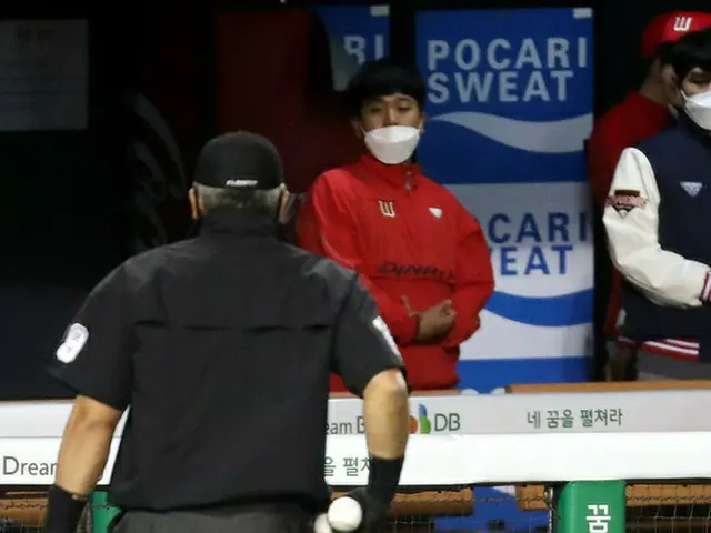 ”無観客”で開幕の韓国プロ野球、試合中に乱入した観戦客は猫（画像:news1）