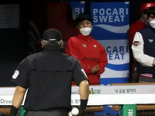 ”無観客”で開幕の韓国プロ野球、試合中に乱入した観戦客は猫
