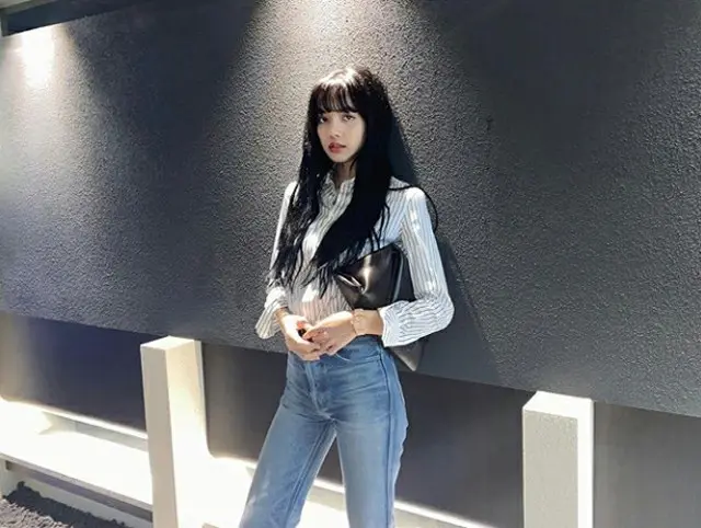 「BLACKPINK」LISA、SNSでJISOO撮影の写真を公開…息を呑む人形のようなパーフェクトなルックス（提供:OSEN）