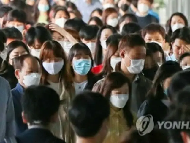 韓国は６日から、経済・社会活動を再開しながら日常生活で防疫に取り組む体制に移行した。同日午前、ソウル市内の地下鉄駅内を移動する市民＝（聯合ニュース）