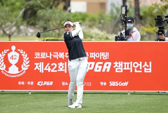 昨年の優勝者チェ・ヘジンの1Hでのティーショット（提供:WoW！Korea）