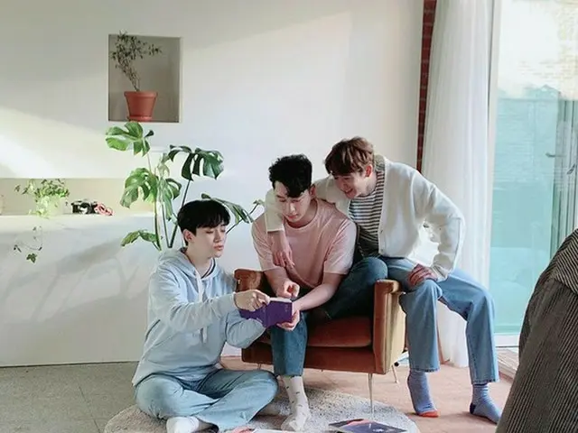 韓国ボーイズグループ「2PM」メンバーのニックン、ジュノ、チャンソンが、ほのぼのとした日常を伝えて話題になっている。（画像提供:OSEN）