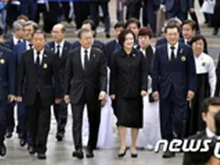 文大統領、「光州民主化運動」記念式に出席＝就任後3度目