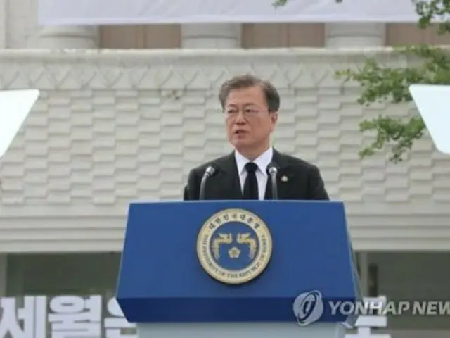 式典で演説する文大統領＝18日、光州（聯合ニュース）