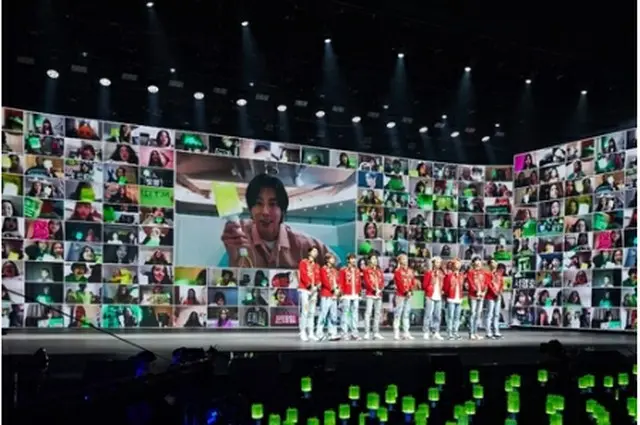 「NCT127　Beyond　the　Origin」の様子。バックに視聴者が映し出されている（SMエンタテインメント提供）＝（聯合ニュース）≪転載・転用禁止≫