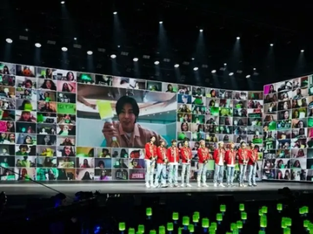 「NCT127　Beyond　the　Origin」の様子。バックに視聴者が映し出されている（SMエンタテインメント提供）＝（聯合ニュース）≪転載・転用禁止≫
