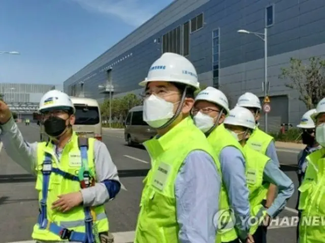 西安の半導体工場を視察する李在鎔氏（中央、サムスン電子提供）＝（聯合ニュース）≪転載・転用禁止≫