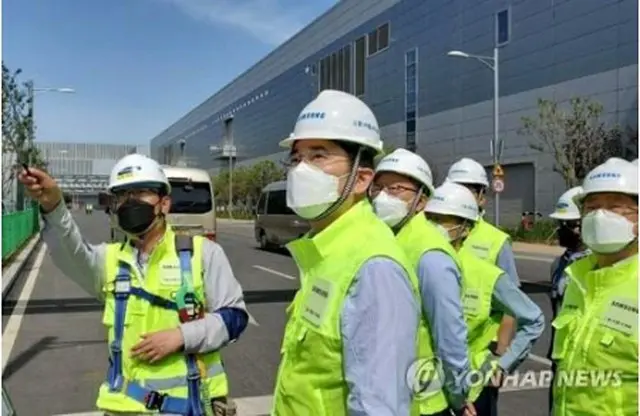 西安の半導体工場を視察する李在鎔氏（中央、サムスン電子提供）＝（聯合ニュース）≪転載・転用禁止≫