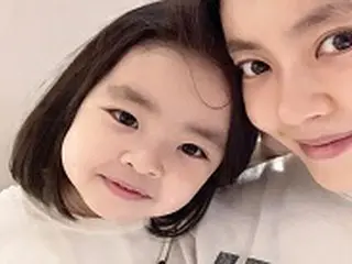女優イ・ユンジの幸せな日常、娘とのツーショット公開