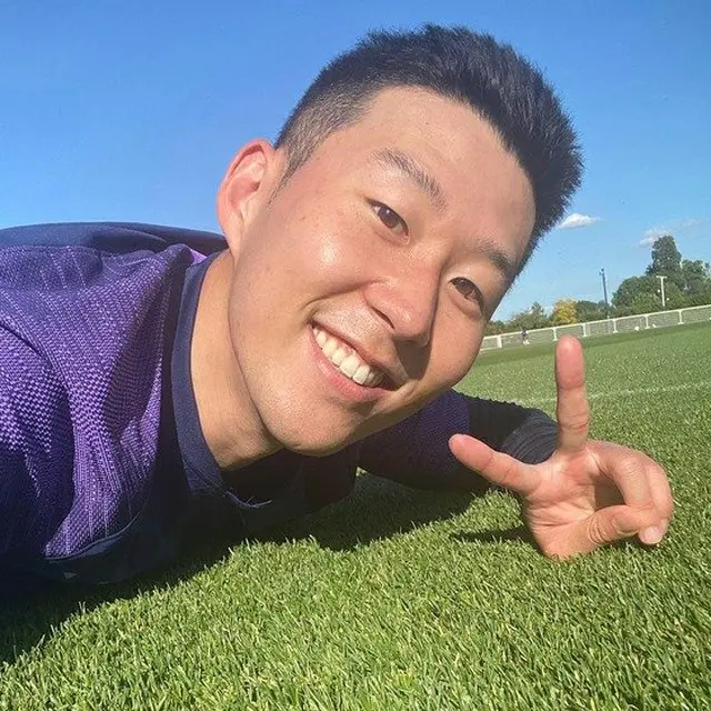 トッテナム所属ソン・フンミン、チーム練習に復帰＝笑顔とVサインでサポーターに挨拶（画像:news1）