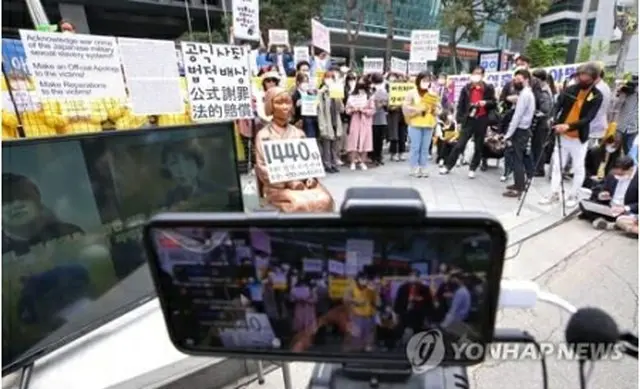 オンラインで中継される水曜集会＝２０日、ソウル（聯合ニュース）