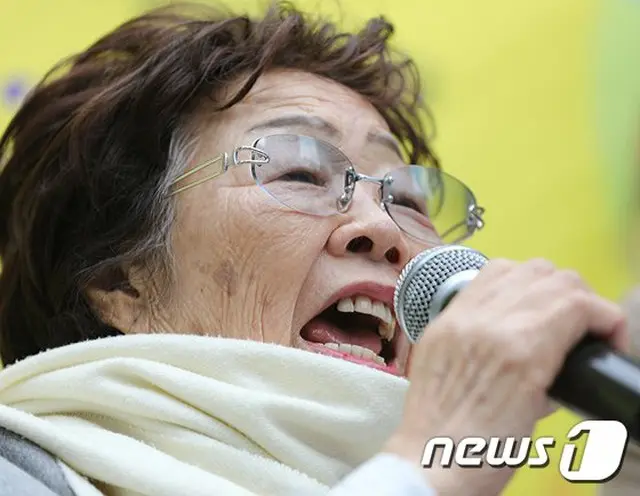 尹美香氏、李容洙氏と10分間の単独面談…ひざまずいて謝罪（提供:news1）