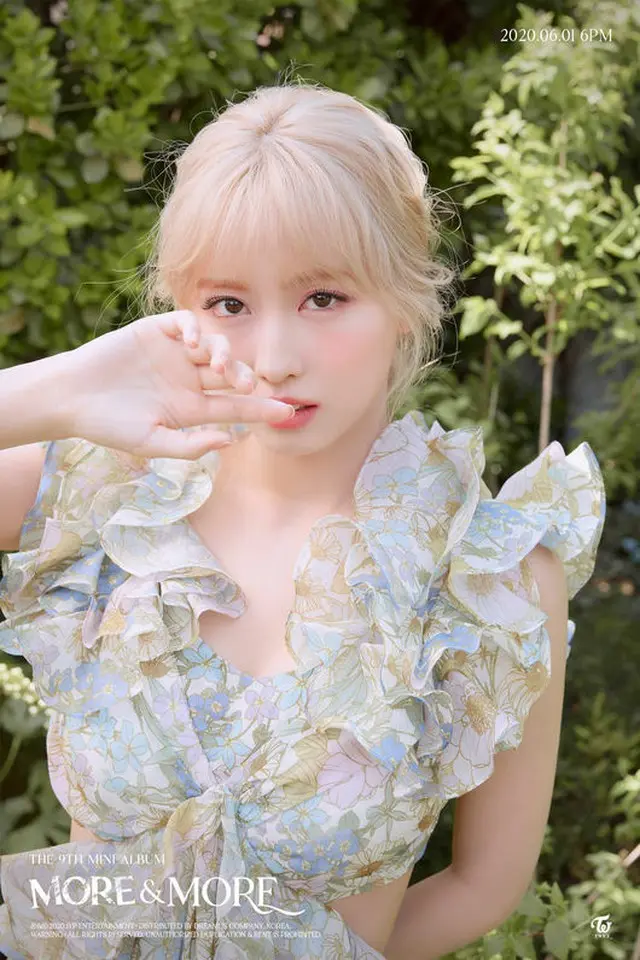 モモ（TWICE)、新曲「MORE ＆ MORE」ビジュアル公開 ”日差しの下の妖精”（画像:OSEN）