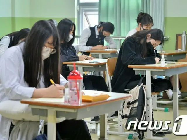 韓国の高校3年生が登校を開始し、学力評価試験を受けている（提供:news1）