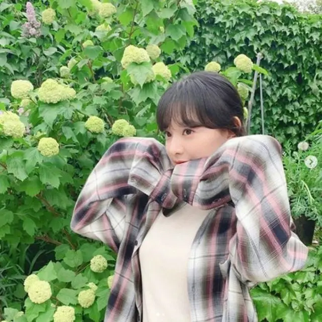 女優キム・ジウォン、花より美しい写真を公開…ラブリーの定石（提供:OSEN）