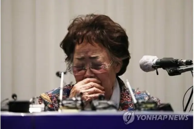 言葉をつまらせる李さん＝２５日、大邱（聯合ニュース）