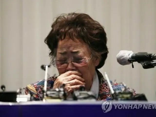 言葉をつまらせる李さん＝２５日、大邱（聯合ニュース）