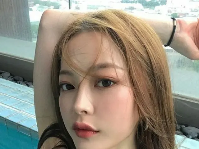 ラッパーSwingsと交際中のイム・ボラ、無造作ヘアとビキニでセクシーショット（画像:OSEN）