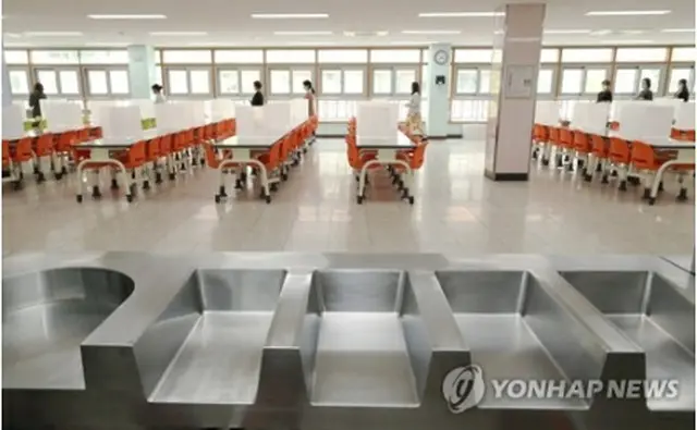 世宗市の中学校で生徒の登校に備えて給食室を点検する教職員ら（資料写真）＝（聯合ニュース）