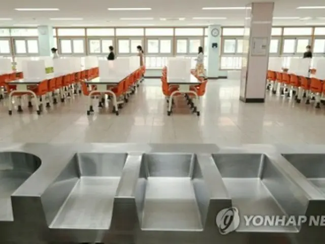世宗市の中学校で生徒の登校に備えて給食室を点検する教職員ら（資料写真）＝（聯合ニュース）