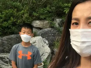 チョン・ジョグクの妻で女優キム・ソンウン、3人の子育てママ”奮闘記”明かす